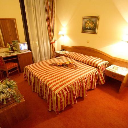 Hotel Dinara Ливно Екстериор снимка