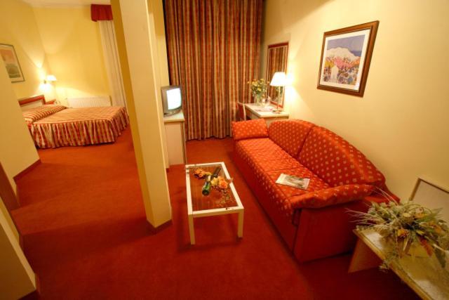 Hotel Dinara Ливно Екстериор снимка