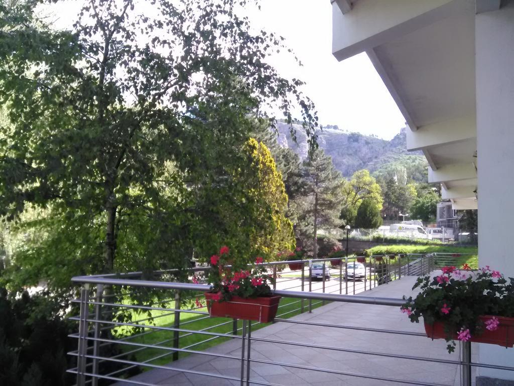 Hotel Dinara Ливно Екстериор снимка