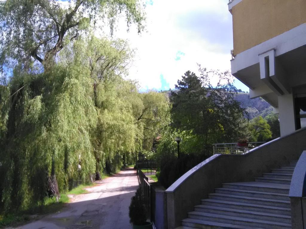 Hotel Dinara Ливно Екстериор снимка