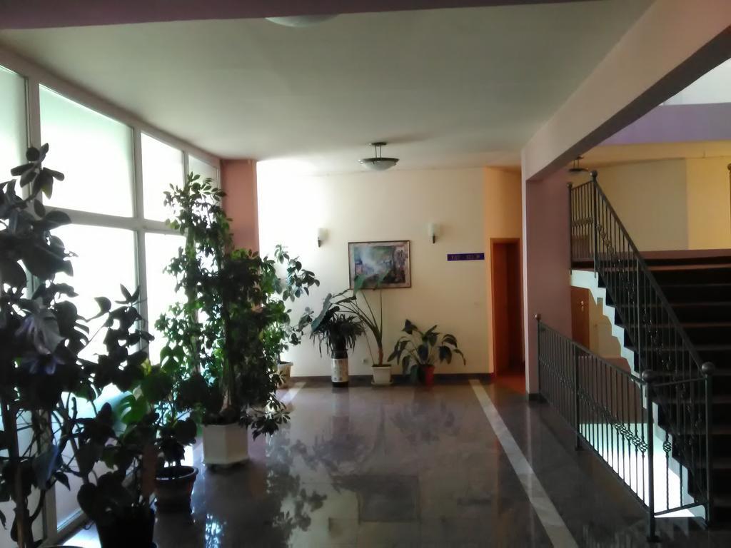 Hotel Dinara Ливно Екстериор снимка