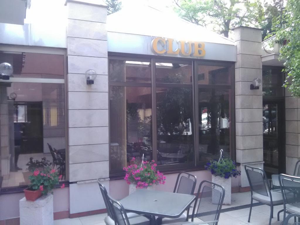 Hotel Dinara Ливно Екстериор снимка
