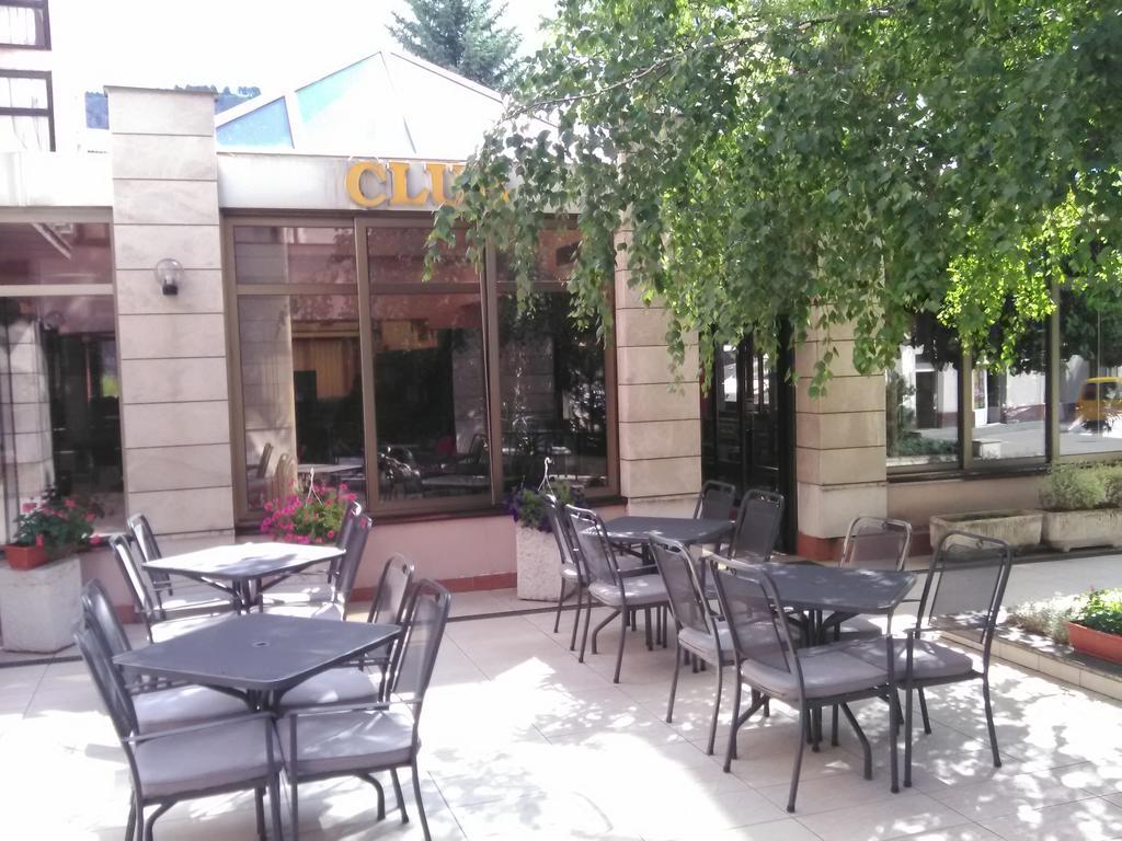 Hotel Dinara Ливно Екстериор снимка