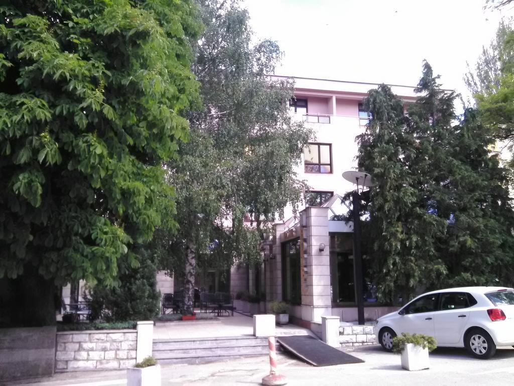 Hotel Dinara Ливно Екстериор снимка