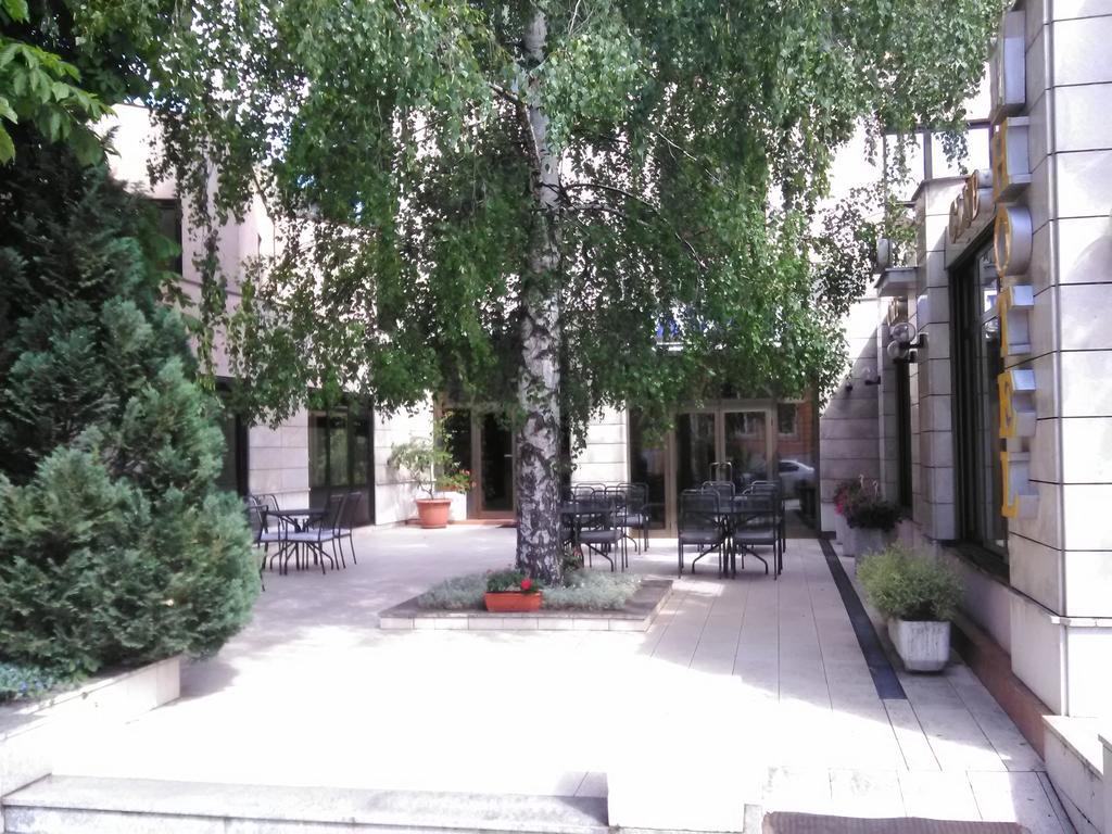 Hotel Dinara Ливно Екстериор снимка