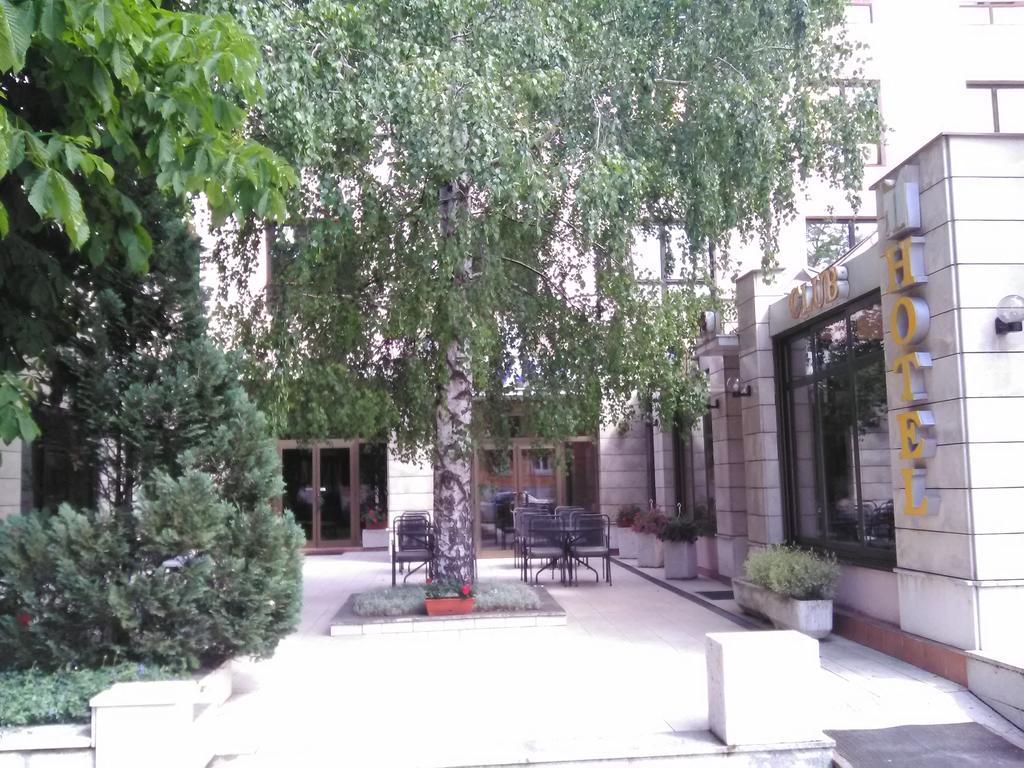 Hotel Dinara Ливно Екстериор снимка