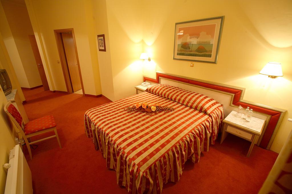 Hotel Dinara Ливно Екстериор снимка