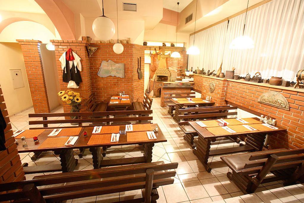 Hotel Dinara Ливно Екстериор снимка