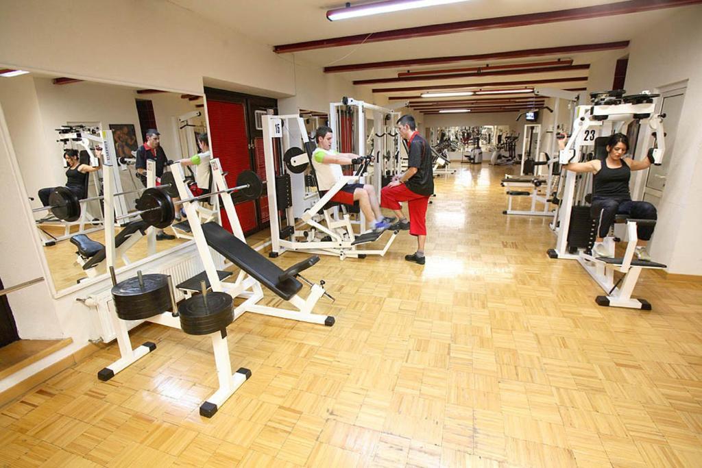 Hotel Dinara Ливно Екстериор снимка