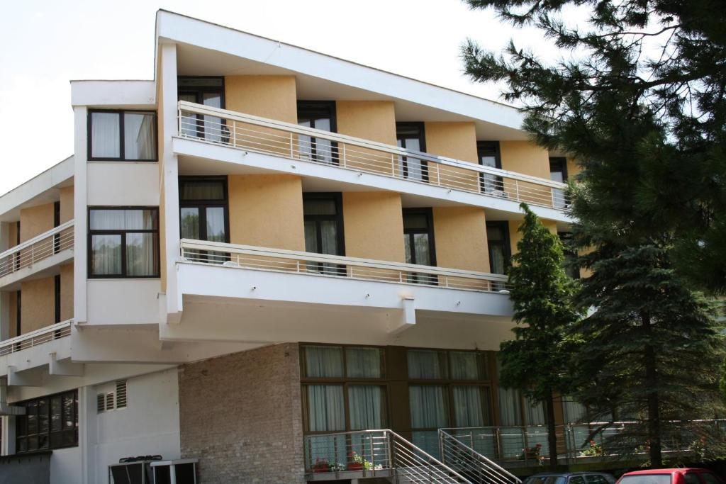 Hotel Dinara Ливно Екстериор снимка